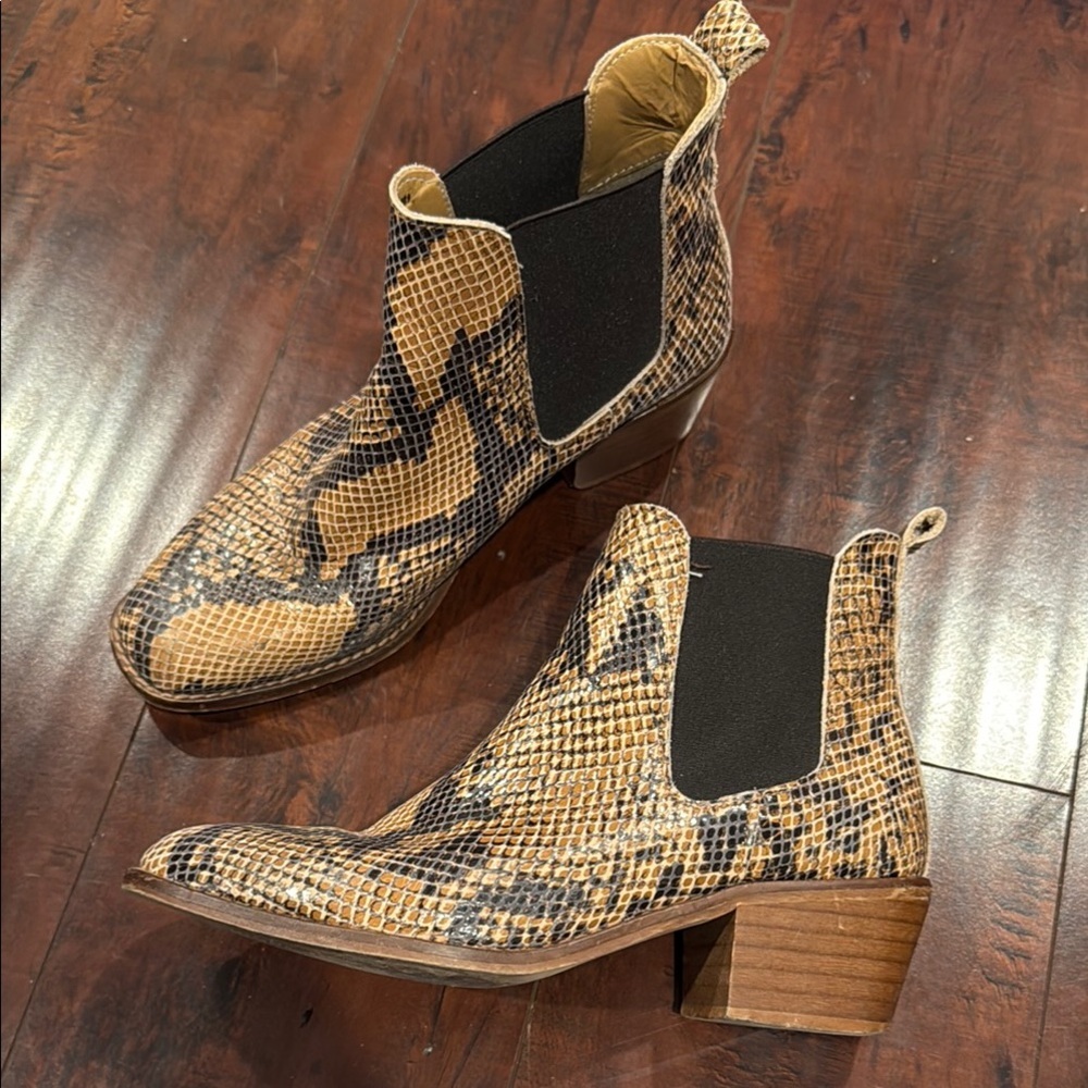 Steve Madden women’s Sz.7 Chaselyn Snake Print Ankle Boots